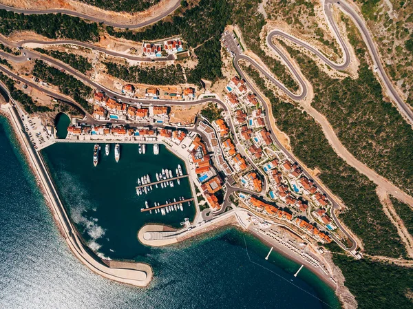 Vista aérea del complejo residencial de lujo Lustica Bay con muelle. Montenegro — Foto de Stock