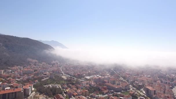 Panoramisch uitzicht op de moderne huizen van Budva in de mist — Stockvideo