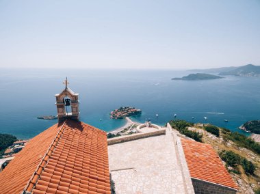 Gelin ve damat, antik manastırın yakınındaki Sveti Stefan adasına bakan gözlem güvertesinde oturuyorlar.
