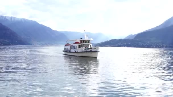 El ferry de pasajeros navega por el Lago de Como. Italia — Vídeos de Stock