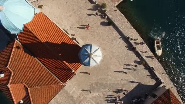 Drone uitzicht op de kerk van Onze Lieve Vrouw van de Rotsen op een klein eiland — Stockvideo