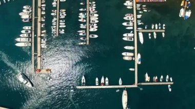 Rıhtımdan demir atmış yatlarla beyaz motorlu yelkenliler.