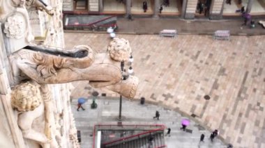 Yağmurda duomo taşı oluk sistemi. İtalya, Milan