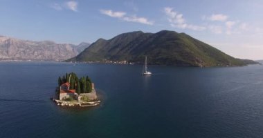 Beyaz yelkenli St. George Adası 'ndan geçiyor.