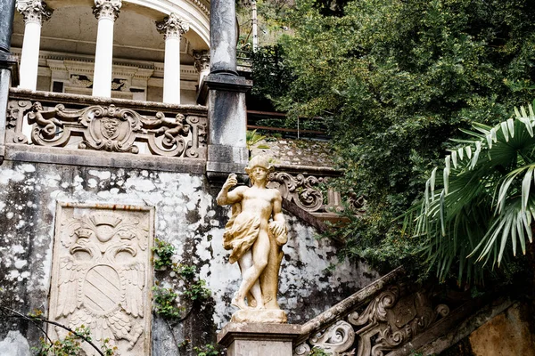 Kamienny posąg w pobliżu tarasu kolumnowego w Villa Monastero. Jezioro Como, Włochy — Zdjęcie stockowe