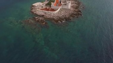 Manastır ve Kutsal Bakire Meryem 'in sunumunun insansız hava aracı görüntüsü.