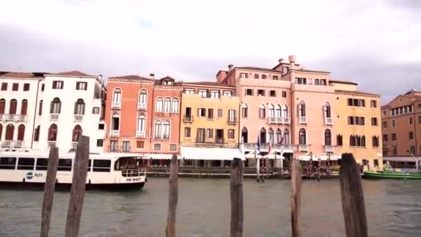 Barcos a motor navegan a lo largo de un canal en Venecia. Italia — Vídeo de stock