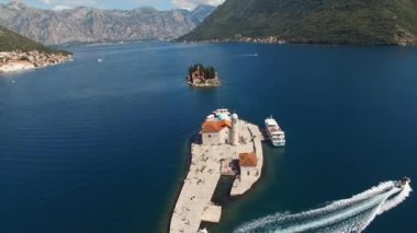 Karadağ 'ın Kotor Körfezi' ndeki Gospa od Skrpjela Adası