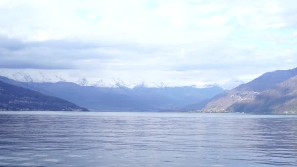 Lago Como contra o pano de fundo de picos de montanha cobertos de neve. Itália — Vídeo de Stock