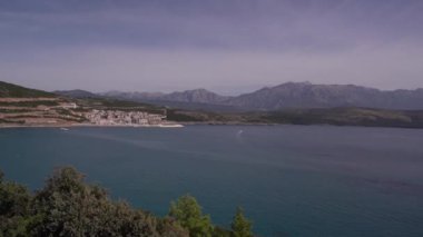 Dağların arka planına karşı Lustica körfezi. Karadağ