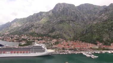 Karadağ 'ın eski Kotor kasabası. Drone görünümü