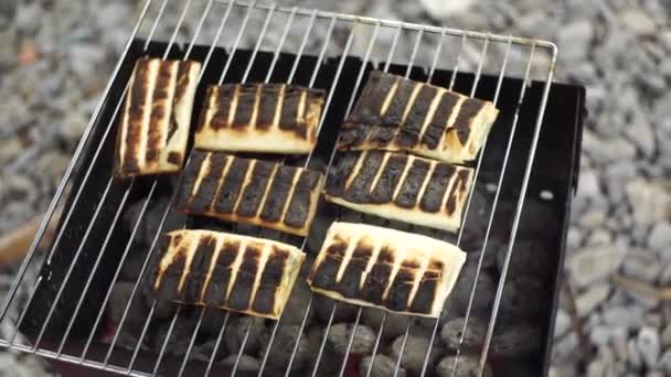Tortillas auf dem Grill für usbekische Pilaf backen — Stockvideo