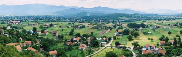 Aldeia perto da cidade de Niksic com montanhas ao fundo. Montenegro — Fotografia de Stock