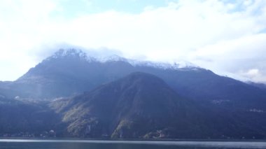 Karla kaplı dağ zirveleri. Como Gölü, İtalya