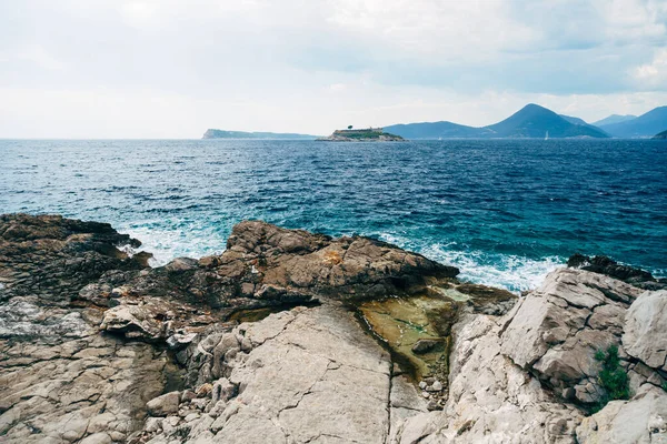 Vista desde la costa de piedra de Montenegro a la isla de Mamula — Foto de Stock