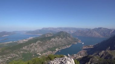 Kotor Körfezi mavi gökyüzüne karşı dağlarla çevrili.