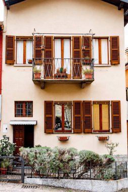 Varenna 'nın eski evinin kapısında çalılar olan çiçek tarhı. Como, İtalya