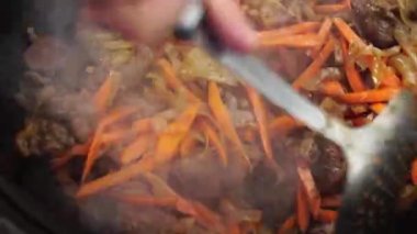 Özbek pilavı için yuvalı kaşıkla karıştırıcı güveç malzemeleri