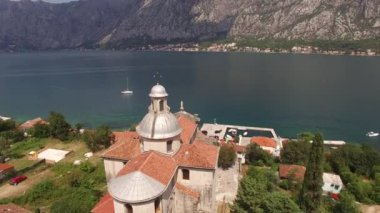 Prcanj 'daki Meryem' in Doğumu Kilisesi 'nin çan kulesinden körfezin manzarası. İHA