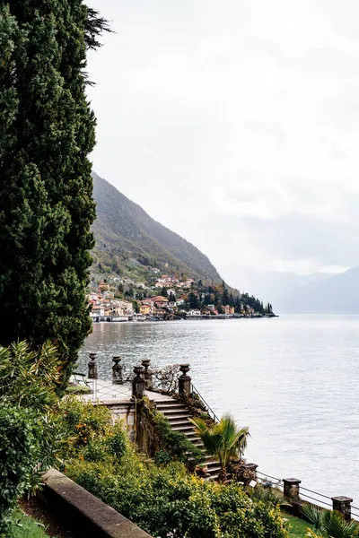 Stentrappa med balustrad över Comosjön. Villa Monastero, Italien — Stockfoto