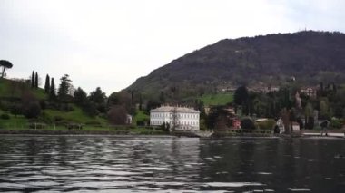 Como Gölü kıyısındaki beyaz villa ormanla çevrili. İtalya