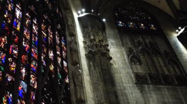 Duomo 'nun kemerli cam pencereleri. İtalya, Milan