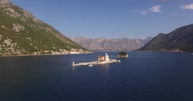 Gospa od Skrpjela ve St. George adalarının insansız hava aracı görüntüsü