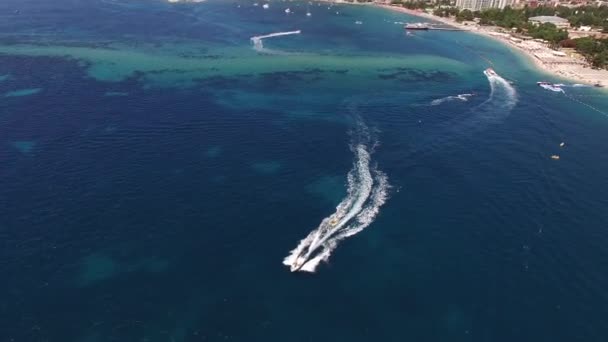 Drone vista de una lancha a motor navegando en el mar desde la costa de Budva — Vídeos de Stock