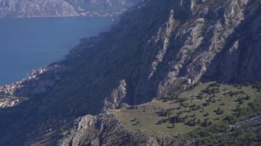 Dağlardan Kotor 'un eski kasabasının manzarası