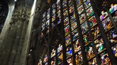 Duomo 'nun çok renkli vitray pencereleri. İtalya, Milan