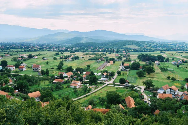 Campi verdi e case di villaggio nelle vicinanze di Niksic. Montenegro — Foto Stock