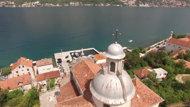 Campanario de la Iglesia de la Natividad de la Virgen en el pueblo de Prcanj. Drone. — Vídeo de stock