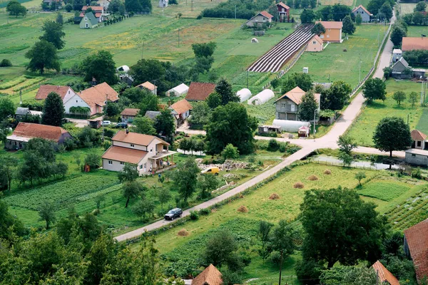 Kertek és mezők egy Niksic közeli faluban. Montenegró — Stock Fotó