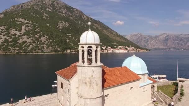 Campanile della Chiesa di Nostra Signora delle Rocce. Montenegro — Video Stock