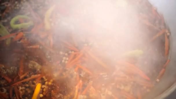 厨师把大蒜头从大锅里拿出来，然后用小菜一碟 — 图库视频影像