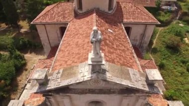 Prcanj 'daki Meryem Ana Kilisesi' nin kırmızı kiremitli çatısı.