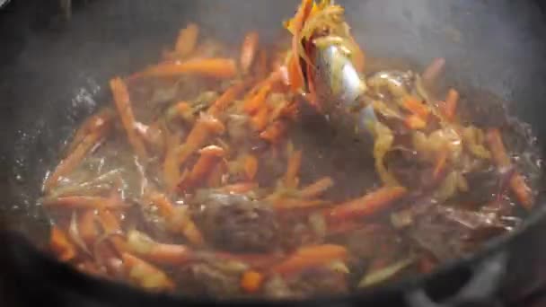 用肉搅拌胡萝卜做乌兹别克皮面包 — 图库视频影像