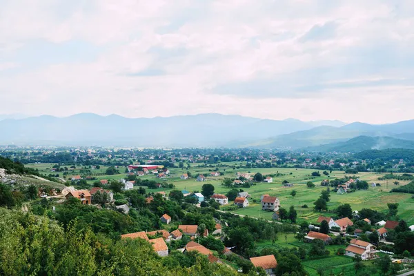 Dorp aan de voet van de bergen in de buurt van Niksic. Montenegro — Stockfoto