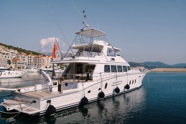 Rıhtımdaki beyaz yat. Lustica Körfezi, Karadağ