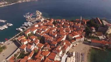 Körfezdeki eski Budva kasabasının çatıları. İHA