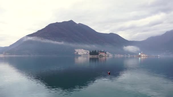 Kotor Körfezi 'ndeki adalar sisin içindeki dağların arka planına karşı. Perast, Karadağ — Stok video