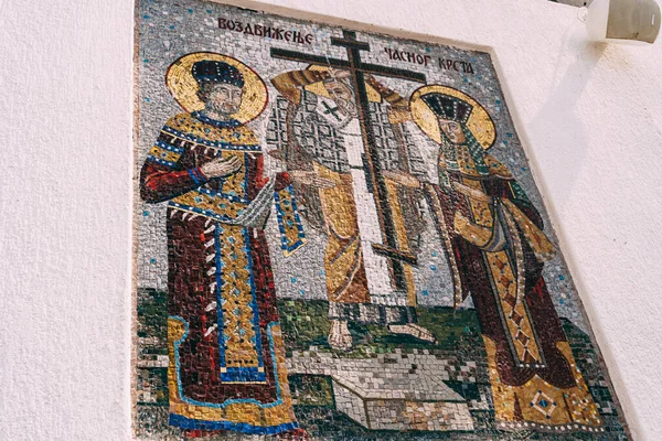 Mozaik az Úr keresztjének felemeléséről az Osztrog kolostor falán. Montenegró — Stock Fotó