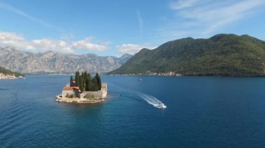 Motorlu tekne St. Georges Adası 'ndan geçiyor