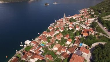 Kotor Körfezi kıyısındaki Perast 'in çatılarının görüntüsü. Karadağ