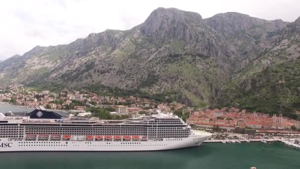Utsikt fra havet til fyllingen av gamlebyen Kotor i Montenegro – stockvideo