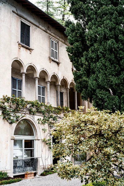 Pared con una larga terraza arqueada en Villa Monastero. Lago de Como, Italia — Foto de Stock