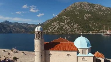 Çan kulesinin drone görüntüsü ve kayalıklardaki Meryem Ana Kilisesi 'nin çatısı.