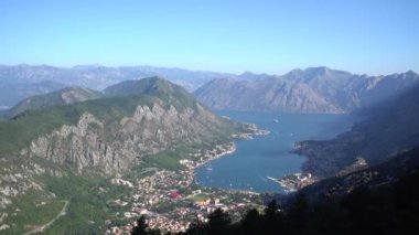Deniz dağlarla çevrilidir. Lovcen Dağı 'ndan Görünüm