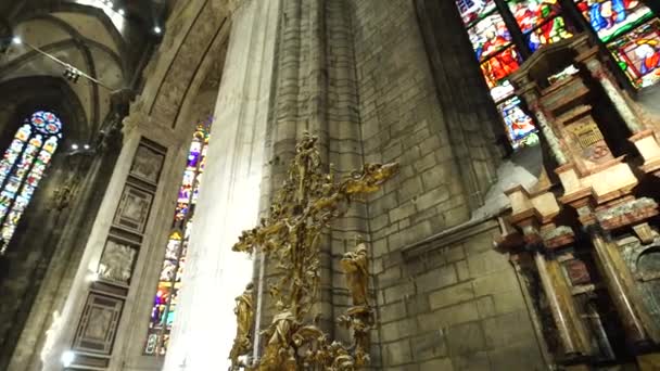 Gyllene krucifix med mönster och statyer i Duomo. Italien, Milano — Stockvideo