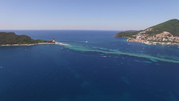 Azurové moře mezi ostrovem sv. Mikuláše a pobřežím Budvy. Horní pohled — Stock video
